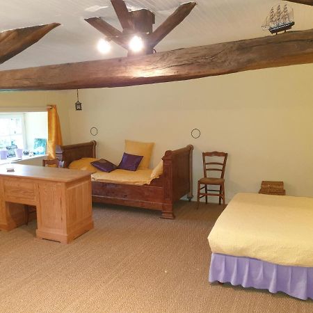 La Maison prés du ruisseau Chambre jaune Fenioux  Extérieur photo