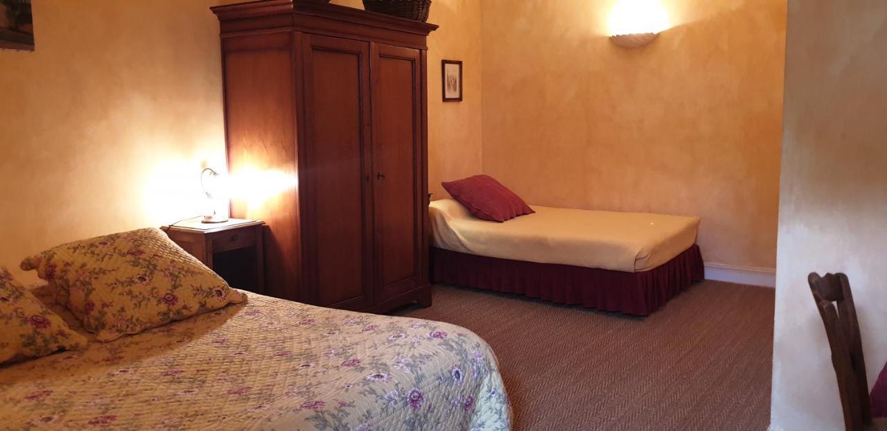 La Maison prés du ruisseau Chambre jaune Fenioux  Extérieur photo