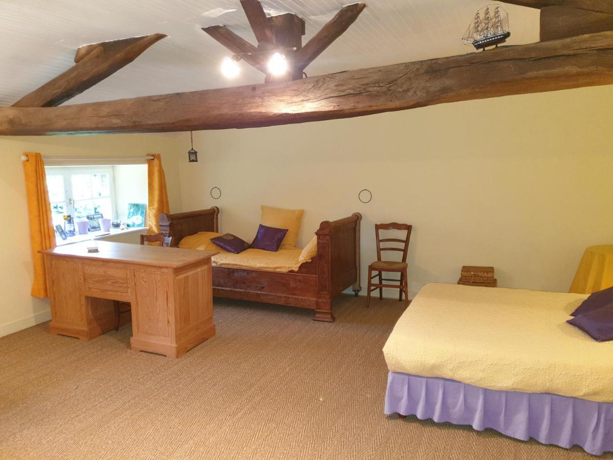 La Maison prés du ruisseau Chambre jaune Fenioux  Extérieur photo